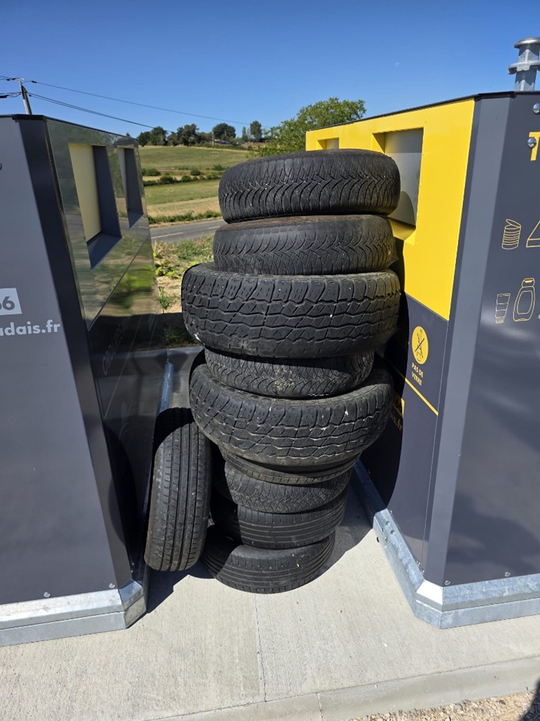 Tas de pneus entre 2 containers.