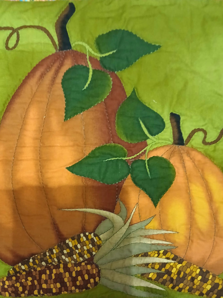 Patchwork avec des citrouilles sur fond vert