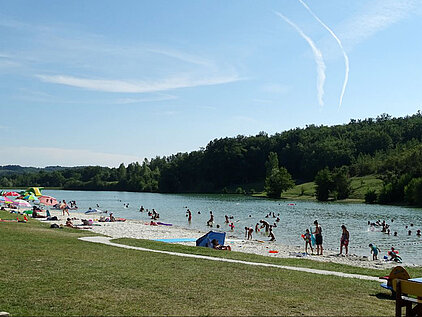 Vue du lac de Molières avec des baigneurs