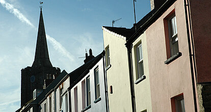 Vue d'un clocher et de toits de maisons