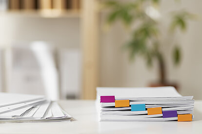 Documents sur un bureau classés par couleurs