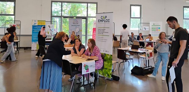 Salon emploi 2026, personnes qui discutent aux différents stands.