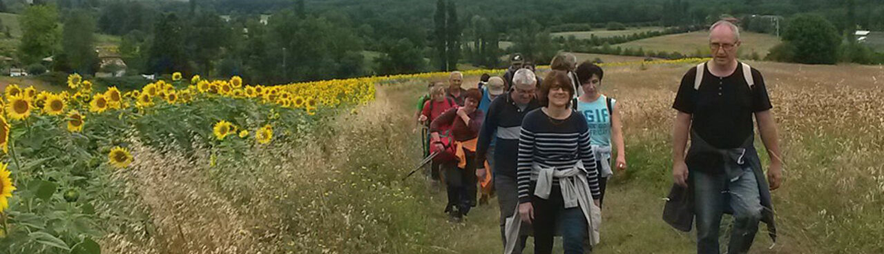 Prmeneurs dans un paysage de campagne