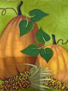 Patchwork avec des citrouilles sur fond vert