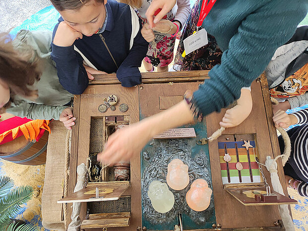 Enfants jouant à des jeux en bois