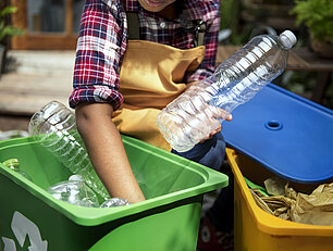 Personne qui tri les bouteilles plastiques