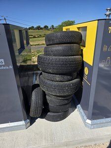 Tas de pneus entre 2 containers.